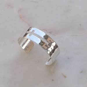 Bracelet ouvert élégant de haute qualité pour femmes, en laiton plaqué argent, bijoux gravés personnalisés, cadeau à prix avantageux - Product Image 3