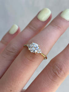 การออกแบบที่หรูหราในห้องปฏิบัติการการจัดงานแต่งงานหมั้นเพชร14K แข็งทองไตรภาคทรงกลมพร้อมแหวนหินด้านข้างเครื่องประดับผู้หญิง - Product Image 4