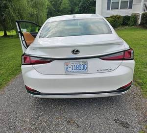 Sparkling White 2024 ES Hybrid 300h Automático, Llantas de Aleación R17, Volante a la Izquierda, Asientos de Cuero, Navegación, Euro III 5 - Product Image 1