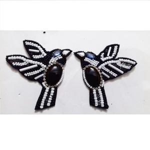 Pendientes bordados de cuentas de semillas de la India Pendientes hechos a mano para mujeres y niñas Pendientes de diseño de loro - Product Image 1