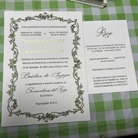 Invitations de mariage et de Quinceañera (Sweet 15/16) en vert sauge et olive, avec motif floral en relief, logo doré et lettrage blanc en typographie