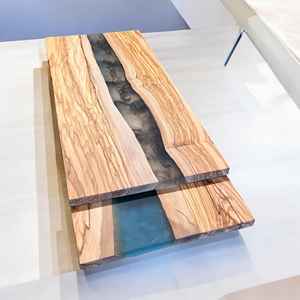 Planche à fromage faite à la main en bois naturel avec finition en résine parfaite pour les ustensiles de cuisine élégants et la vaisselle élégante - Product Image 3