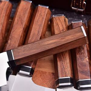 Juego de cuchillos de chef profesionales hechos a mano de acero inoxidable con hoja de Damasco y mango de madera, juego de chef con mango de madera y hoja grabada. - Product Image 3