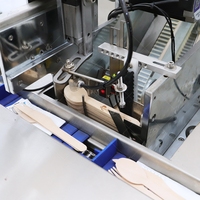 Machine d'emballage automatique de grande capacité pour couverts, adaptée à la production en série de cuillères, fourchettes, couteaux, serviettes et ustensiles jetables