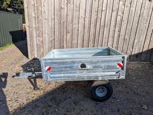 Remorque à plateau plat 18 pieds x 7 pieds 3500 kg, triple essieu, barrières latérales amovibles 5,5 m x 2,2 m pour le transport de machines - Product Image 2