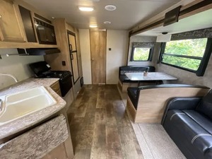 Se vende Gulf Stream ULTRA LITE 26CRB usado del 2018 - Product Image 2