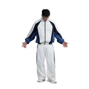 Conjunto personalizado de dos piezas para hombre, chaqueta cortavientos de nailon 100%, pantalones cortos, traje, chándal deportivo para correr - Product Image 1