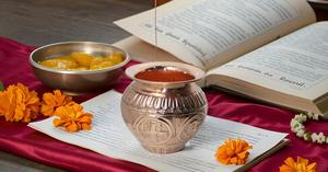 Phong cách cổ tay nổi đồng lota kalash nồi với Om swastik thiết kế poojan mục đích drinkware cho Ayurveda chữa bệnh - Product Image 4