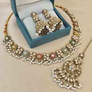 Collar tradicional de calidad premium con hermosos pendientes Jhumki y Combo Maang Tikka perfecto para bodas, ocasiones festivas - Product Image 2