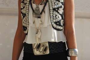 เสื้อแจ็คเก็ตผ้าแคนวาสสีดำแบบสั้น สไตล์วินเทจ เป็นมิตรกับสิ่งแวดล้อม ตกแต่งด้วยลายสามเหลี่ยมสวยงาม และงานปักลายกระจก ด้านหน้าเปิด - Product Image 4