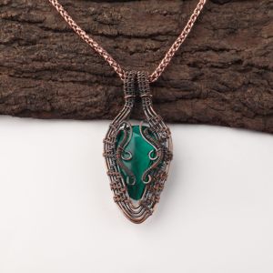 Colgante de Moda de Cobre con Cuarzo Esmeralda Verde en Forma de Pera, Envuelto en Alambre, Plata Oxidada Personalizada para Fiesta de Compromiso - Product Image 1