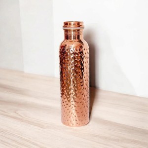 Bouteille d'eau en cuivre de luxe fabriquée à la main étanche écologique cadeau parfait bouteille en cuivre réutilisable avec gobelets pour boisson - Product Image 1