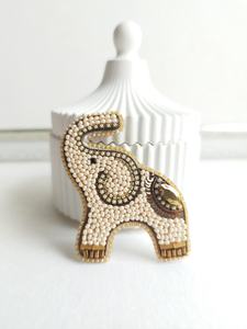 Broches perlées Broche de designer faite à la main. Accessoires de haute qualité. Broche design unique. Baby shower meilleur cadeau. - Product Image 5