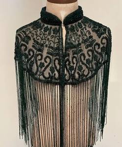 Châle à épaules en dentelle brodée à franges lourdes de couleur vert chasseur - Product Image 3