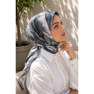 Longue écharpe en satin de soie avec motif floral pastel personnalisé, noire, pour le printemps et l'été, imprimée numériquement - Product Image 1