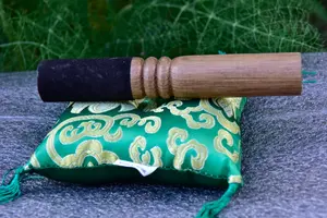 Ensemble cadeau de bol chantant tibétain fait à la main en bois plaqué pour la méditation Chakra guérison et bain sonore comprend un coussin en bois maillet - Product Image 5