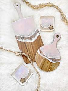 Planche à découper en résine rustique et en bois conçue pour les cuisines de style ferme pique-niques en plein air dîners et intérieurs confortables - Product Image 5