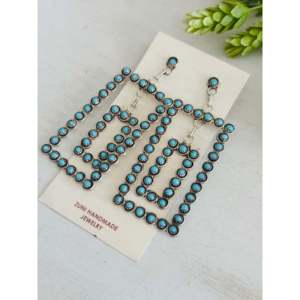 Boucles d'oreilles pendantes Zuni faites à la main en turquoise de Kingman et argent sterling, design géométrique - Product Image 3