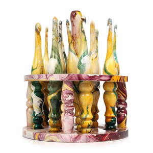 Ensemble de crochets marbrés faits à la main de couleur rouge avec bol en fil et aiguilles à tricoter pour tricoter et crocheter - Product Image 4