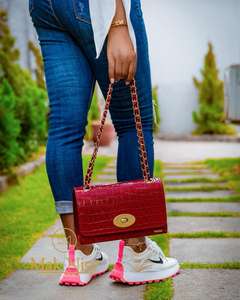 Bolso de Hombro Midi de Lujo para Mujer, Ecológico y Duradero, con Cadena y Correa Cruzada Ajustable, Marca Mak Nisy - Product Image 1