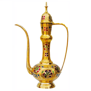 Surahi en laiton pur vintage de haute qualité avec gravure, finition polie pour une utilisation en cuisine, article de cuisine antique arabe - Product Image 2