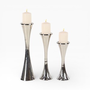 Bougeoir en métal argenté poli avec base large et tige décorative pour une décoration de table et de sol haut de gamme - Product Image 6