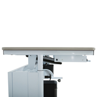 Bureau d'ordinateur convertible VersaDesk blanc/noir au design contemporain, réglable en hauteur, avec support pour 2 moniteurs encastré sous le bureau