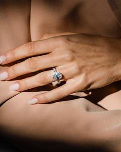 แหวนหมั้นเพชรโมอิสทรงรีตัดขนาด10x8มม. พร้อมวงฮาโลและสายรัดในการตั้งค่าแบบคลาสสิก | เครื่องประดับเจ้าสาวคุณภาพดีสำหรับงานแต่งงาน - Product Image 1