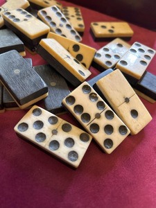 Juego de dominó antiguo del siglo XIX, juego completo de hueso y madera ebonizada de artesanía de media luna - Product Image 4