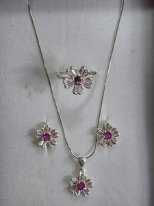 Elegante y Bonito Juego de Joyería con Diseño Floral, Zafiro Rosa Natural de Myanmar en Forma de Flor |   Collar y Aretes de Plata de Ley 925 |   Brillo - Product Image 6