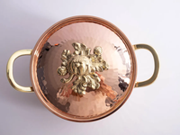 Ensemble de casseroles classiques en cuivre martelé avec des boutons de couvercle en acier inoxydable ornés pour le service en cuisine et la présentation de buffet