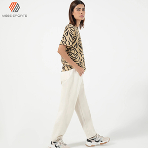 เสื้อยืดผู้หญิงสีพื้น – เสื้อยืดลำลองพิมพ์ลายฉลากแบบกำหนดเอง แขนครึ่ง หลายสี - Product Image 3