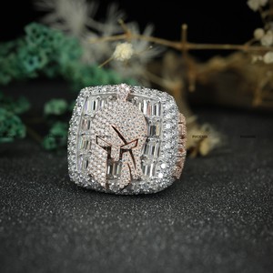 Anillo Personalizado con Nombre en Plata de Ley 925 con Moissanita en Corte Redondo y Baguette, Anillo de Dos Tonos para Hombre de Phoenix Enterprise - Product Image 2