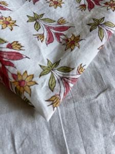 Tela de Algodón Estampada a Mano con Motivos Florales Blancos, Motivo Étnico Tradicional Indio - Product Image 3