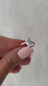 Anillos de compromiso de solitario de diamante cultivado en laboratorio de corte ovalado diseño minimalista Juego de puntas de oro sólido de 18 quilates anillos de solitario de Halo para mujer - Product Image 4