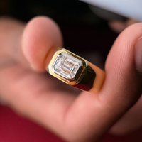 Anillo Solitario Imperial Elite para Hombre, Oro Amarillo de 9K, Moissanita Corte Esmeralda, Corte Excelente/Brillante, Engaste de Garras, Bañado en Rodio