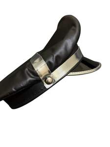 Esta es una gorra Arm Muir de cuero genuino negro con una visera plateada y un emblema de águila americana. - Product Image 3