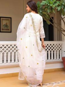 Diseño de yugo floral con lentejuelas de algodón puro Kurta recto con pantalones y Dupatta - Product Image 6