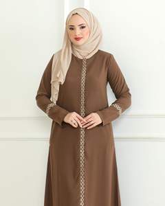 Abaya décontractée pour femmes de marque avec motif uni et broderie, confortable avec décoration boutonnée, de haute qualité - Product Image 4