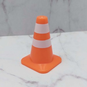 1:12 Mini cono de tráfico hecho de plástico PP muebles de juguete a partir de 14 años para decoración de casa de muñecas en miniatura - Product Image 4