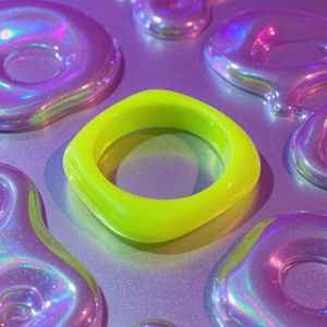 Brazalete de resina azul y rojo, brazalete de diseñador hecho a mano, regalo de dama de honor, pulsera de resina encantadora única hecha a mano azul y roja, - Product Image 3