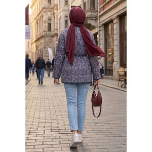 Blouson matelassé bohème d'automne avec détails de poches, réversible, doublure en lin, coque en cuir, coupe courte, style universitaire en satin, personnalisable avec logo - Product Image 2
