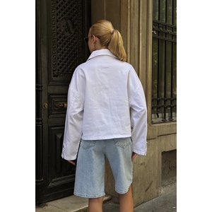 Giacca in Denim Oversize da donna con doppie tasche e giacca alla moda con chiusura a bottoni - Product Image 3