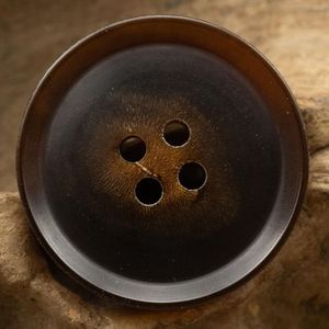 Boutons en corne de buffle écologiques faits à la main avec finition polie pour vêtements de créateurs et couture sur mesure, fabrication artisanale - Product Image 1
