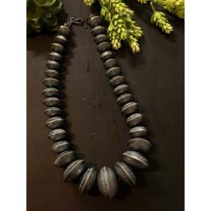 Collier en argent sterling fait main avec perles de différentes tailles par Michelle Jameson, accessoire élégant et luxueux - Product Image 1