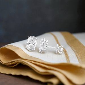 Pendiente de tuerca de cuatro puntas de piedra de moissanita de corte ovalado de 1,00 CT, hecho en oro macizo para unisex, de quilates, de estilo unisex, con diseño de piedra - Product Image 3