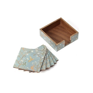 Dessous de verre en bois Ensemble de sous-verres plats carrés à motifs multiples pour la décoration de la maison - Product Image 1