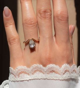 Anillo de Compromiso de Oro Sólido de 18K para Mujer con Diamante Corte Pera, Engaste Romántico de Puntas, Forma de Gota de Agua, Joyería Fina - Product Image 2