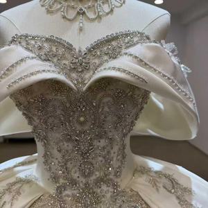 Vestido de Novia de Gala con Falda Larga, Apliques Florales de Cristal y Satén, Estilo Moderno y Exclusivo para JJ114 - Product Image 5