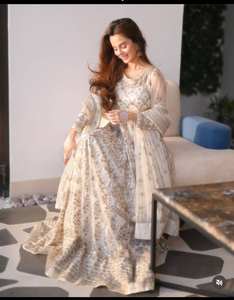 ชุดเดรสงานแต่งงานดีไซน์ใหม่สำหรับงานปาร์ตี้และงานดิวาลี พร้อมชุดกางเกงและผ้าคลุมไหล่ ผ้าฟ็อกซ์จอร์เจตต์เนื้อหนาแบบกลับด้านได้ - Product Image 2